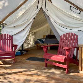 a tent on a wooden bench